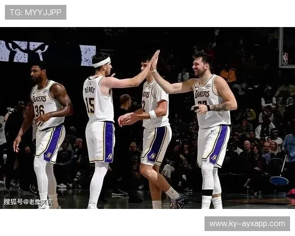 东契奇三双湖人胜热火，替补神将轰25+8+4断，东契奇加盟湖人